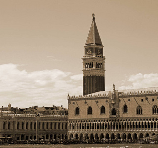 威尼斯意大利圣马克钟楼和公爵宫与棕褐色