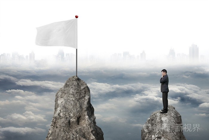 商人站在山顶上,挂着白旗和多云的城市地图