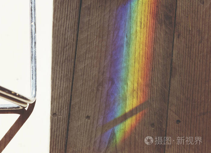 木板上的彩虹反射