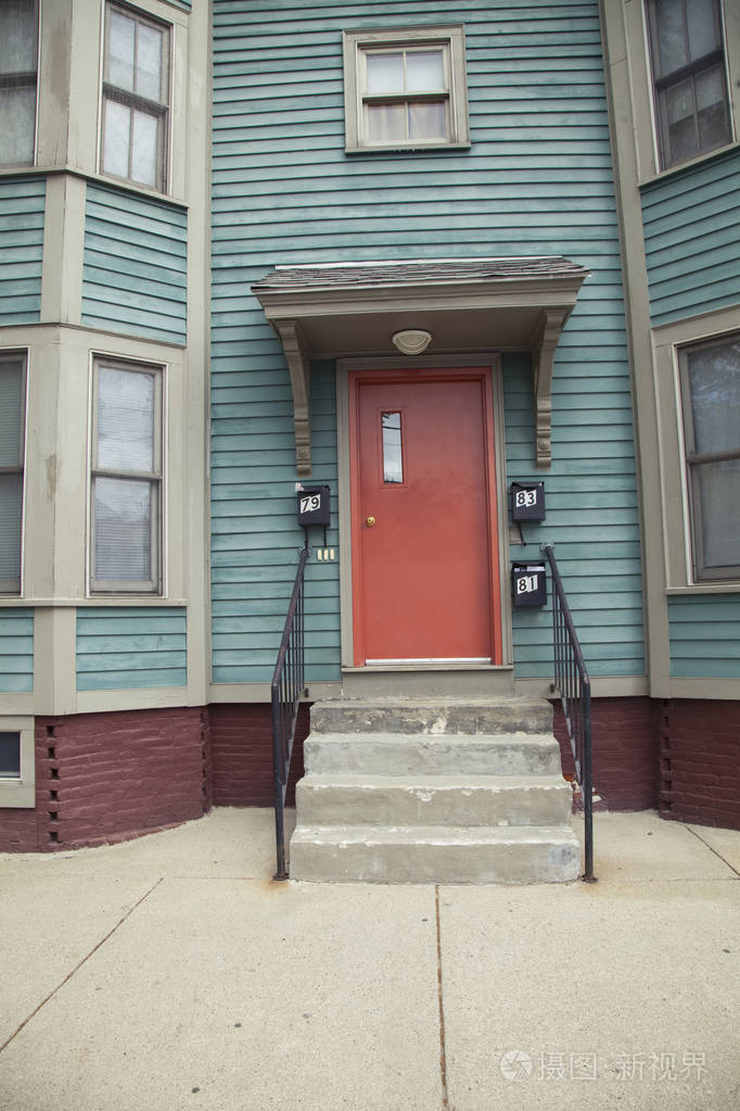 对房子的中央门漂亮的房子私有财产门廊