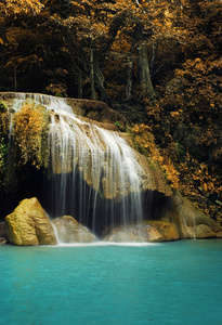 与自然泰国森林中的蓝色河流瀑布