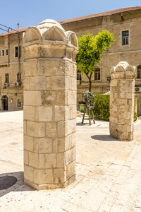 耶路撒冷的古老的狭窄街道。石头房子和拱门