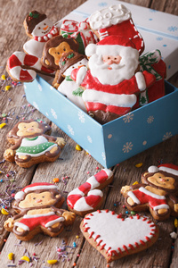 美丽圣诞姜饼在一个礼品盒。垂直