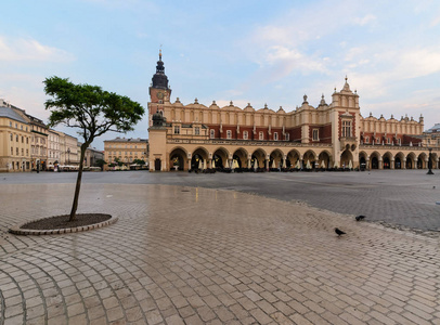 在清晨在克拉科夫，波兰 Rynek 广场