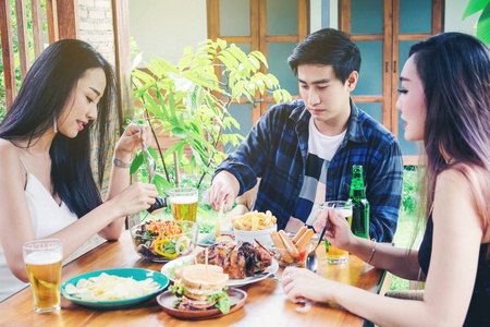 组的朋友亚洲青年党和饮食食品快乐试试