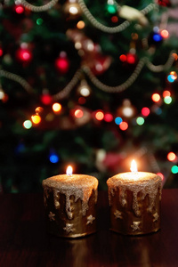在与波光粼粼 lig 圣诞树圣诞蜡烛