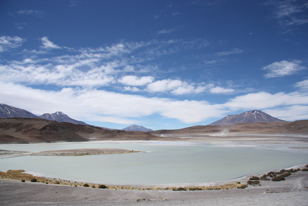 玻利维亚阿塔卡马沙漠的泻湖深湖