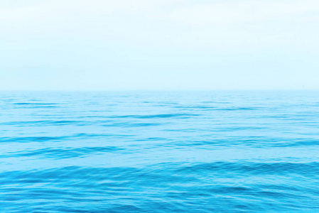 蓝色的海水，和着波浪