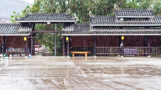 雨在民间习俗中心中央广场图片