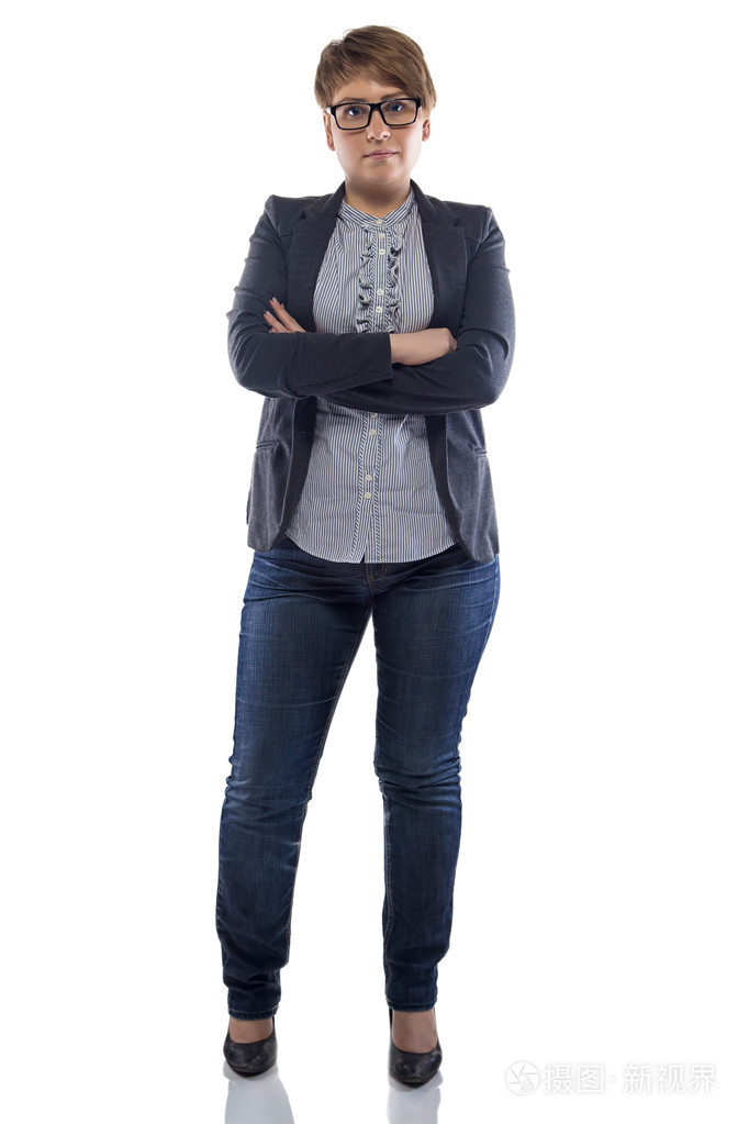 照片,双臂交叉穿牛仔裤的矮胖女人