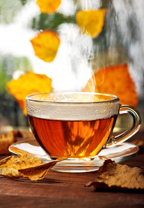 喝杯茶木窗台与黄色黄叶叶。焦雨窗口和秋天的树木上 srcond 计划。Tea.Selective 焦点。秋天的概念。热饮料