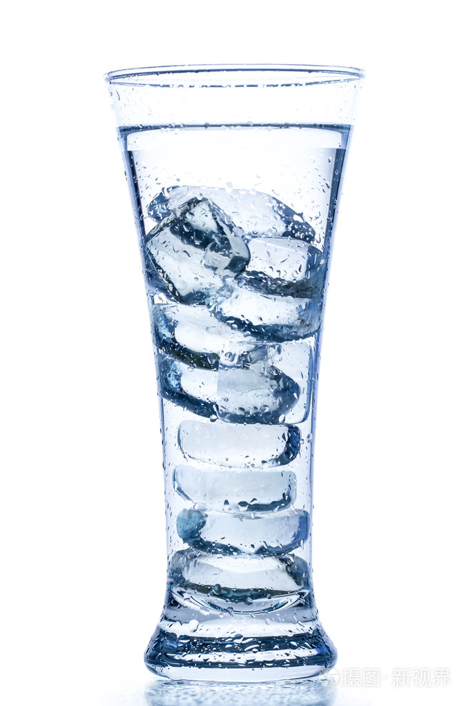 优雅的高脚玻璃杯用冰和水落在白色的背景