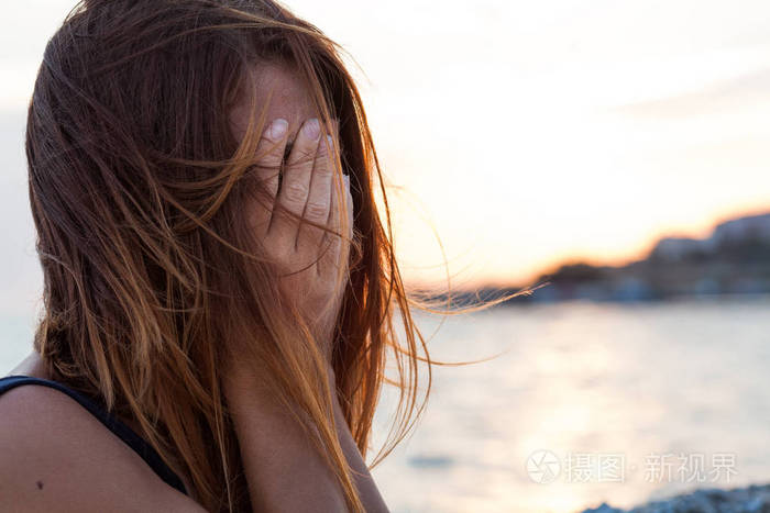 伤心的时候在码头上的年轻女子照片-正版商用图片0d31w0-摄图新视界