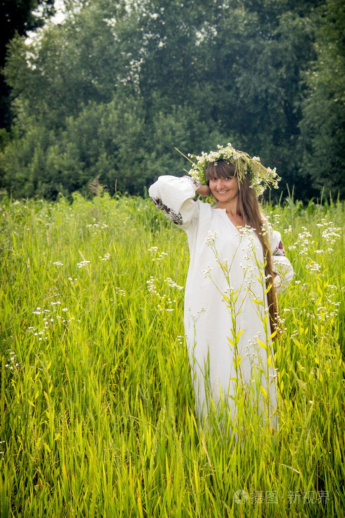 穿着一件带花环的乌克兰刺绣衬衫的年轻女孩