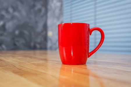 红色的咖啡杯放表胶合板现代设计
