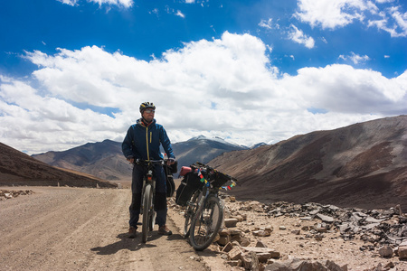 年轻骑手骑在印度喜马拉雅山道路