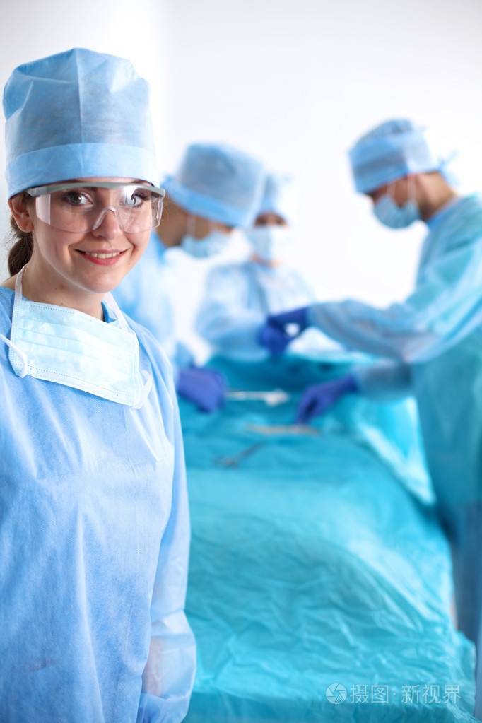 一组外科医生在手术室里上班