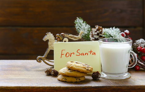 饼干和一杯牛奶的圣诞老人。圣诞装饰品