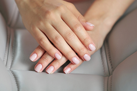 女人的手法国修指甲特写照片