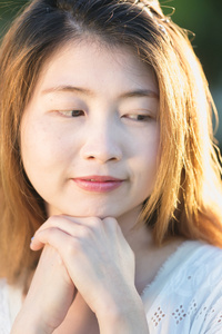 亚洲年轻女人的脸和手的特写