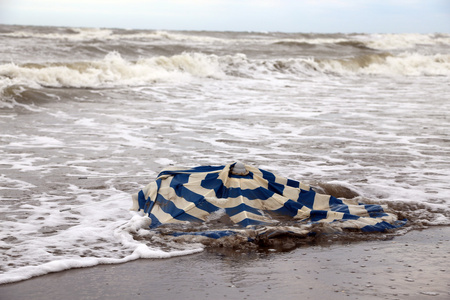 可怕的暴风雨后在大海里的沙滩伞