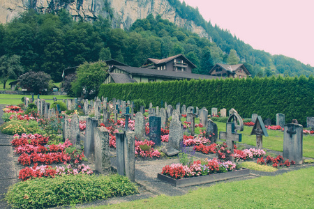 在春天的花园公墓亚洲背包旅行女子在火车站站台,暑期