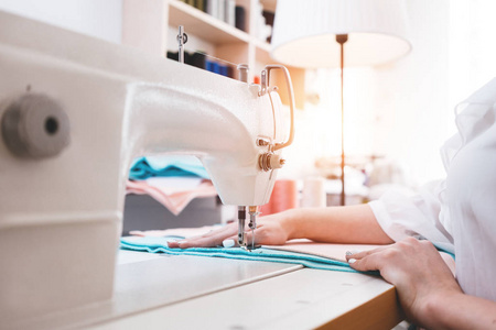裁缝在缝纫工作室缝制机器。女裁缝制作小企业