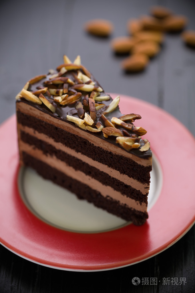 巧克力蛋糕杏仁巧克力蛋糕巧克力蛋糕杏仁在黑色的桌子上