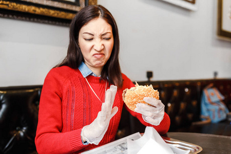 女人吃了恶心的快餐汉堡, 垃圾食品的概念
