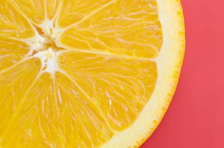 切片的水果生成纹理在明亮的背景红色的一个橙色水果切片的顶部视图.