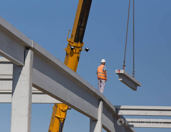 建筑工人在混凝土桁架