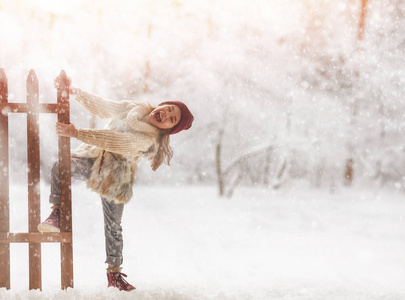 女孩在玩冬天散步