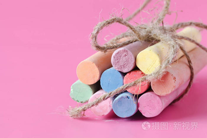 粉红色背景彩色粉笔蜡笔