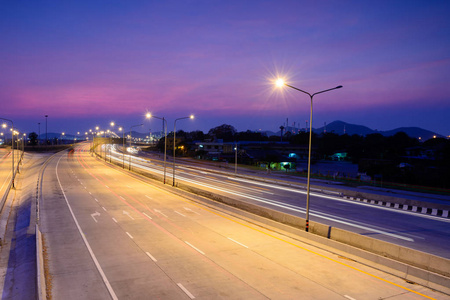 在美丽的天空在暮光之城的高速公路上汽车光迹