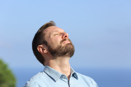 清新的呼吸深在户外的人照片