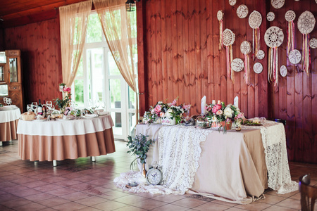 婚礼的殿堂，花装饰在桌子上，rustik