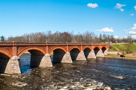 在 Kuldiga 镇，拉脱维亚汶河老橙色砖大桥