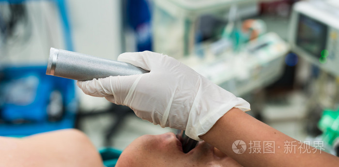 医生应用气管插管喉镜