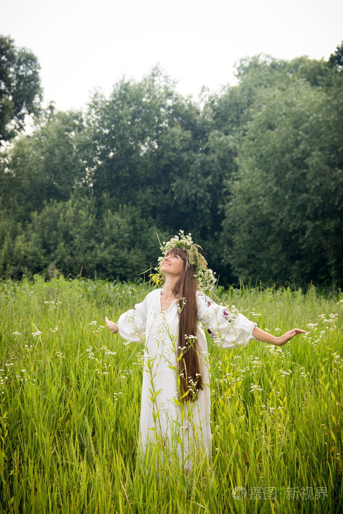 穿着乌克兰刺绣衬衫,戴着花环的年轻女孩