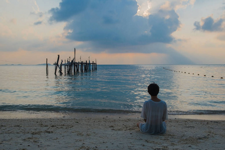 坐在礁石上看海图片