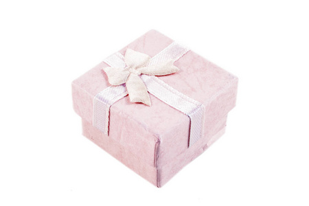 经典的粉红色纸小礼品盒本包装与白色背景
