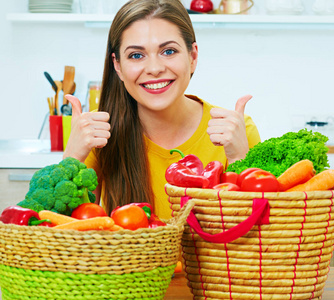 素食主义者的女人微笑和显示拇指