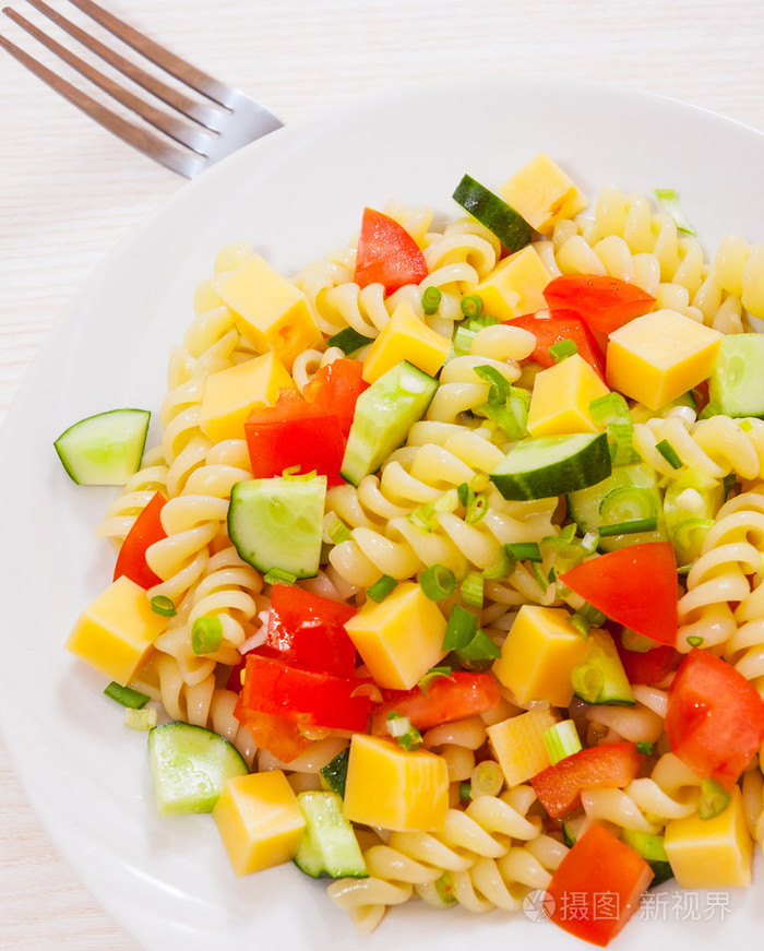 蔬菜和奶酪通心粉沙拉