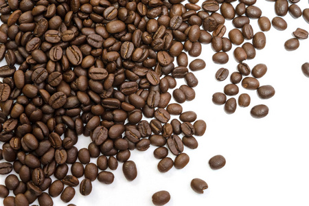 背景上白色孤立的咖啡豆。放大图像