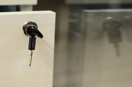 用钥匙打开锁的抽屉里照片