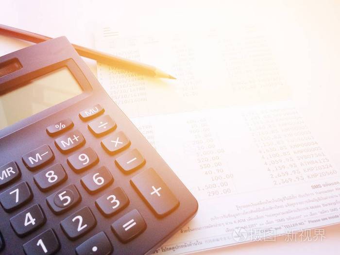 铅笔, 计算器和储蓄账户存折或白色背景上的财务报表