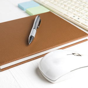 计算机和办公用品棕色笔记本