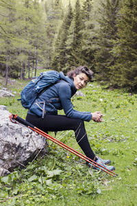 女性的徒步旅行者享受山中的空气