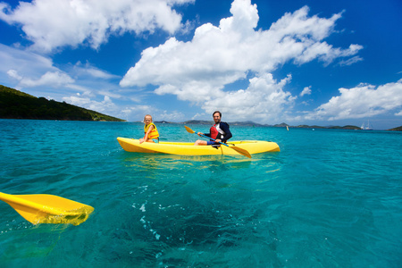 在热带海洋皮划艇皮划艇在热带海洋的家庭照片
