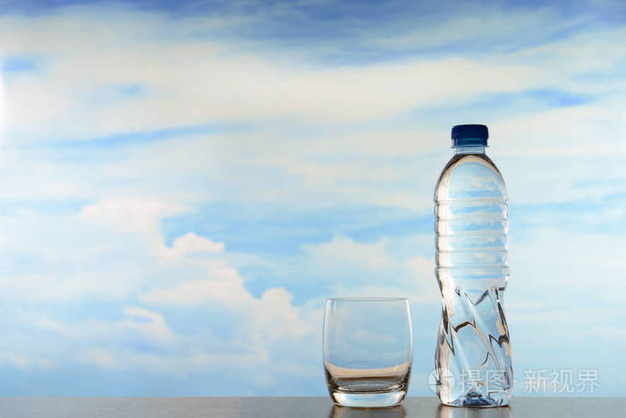 在瓶子里的天空背景上的新鲜和干净的饮用水